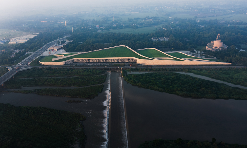 從中國國家博物館到中國國家版本館、從山東省博物館到湖北省博物館……再到三星堆博物館，中國建筑堅定文化自信，踐行使命擔(dān)當(dāng)，以傳統(tǒng)文化滋養(yǎng)繁榮現(xiàn)代建筑設(shè)計創(chuàng)作，全力建好文化領(lǐng)域重大工程項目。未來，中國建筑將充分發(fā)揮全產(chǎn)業(yè)鏈優(yōu)勢，以高質(zhì)量建設(shè)助力文物和文化遺產(chǎn)保護，更好擔(dān)負起新的文化使命。