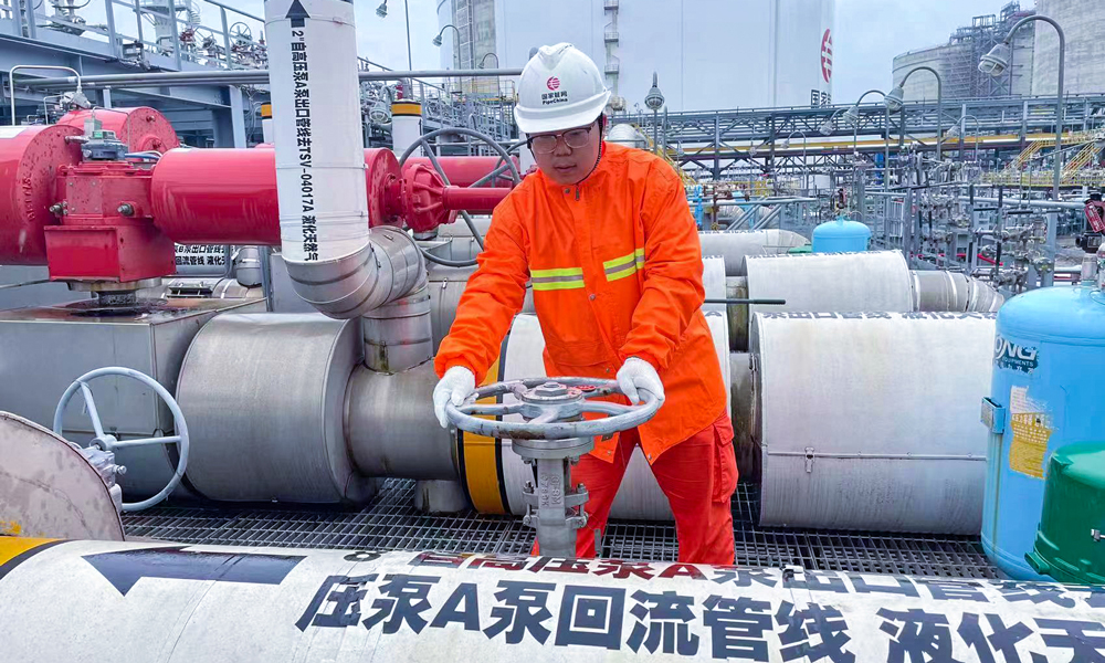 近日，LNG管理公司天津LNG接收站，嚴(yán)格執(zhí)行防汛防臺值班制度，密切關(guān)注臺風(fēng)走勢，強降雨期間緊急抽水排水，減輕臺風(fēng)對生產(chǎn)運行帶來的影響，作為華北地區(qū)最大的LNG液態(tài)外輸基地，以每日超700萬立方米的槽車外運，全力保障華北地區(qū)天然氣穩(wěn)定供應(yīng)。