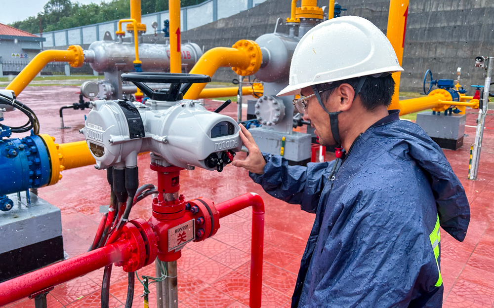 近日，西氣東輸公司周密安排駐閩單位防臺防汛工作，指定專人跟蹤收集臺風(fēng)路徑動向，掌握強降雨預(yù)報及水庫泄洪、河道行洪等信息，及時向管道沿線進行點對點預(yù)警，提前做好防范應(yīng)對，加強設(shè)備設(shè)施防雨、防雷、防電措施，對室外生產(chǎn)設(shè)備及附屬設(shè)施，做好防風(fēng)雨加固工作。