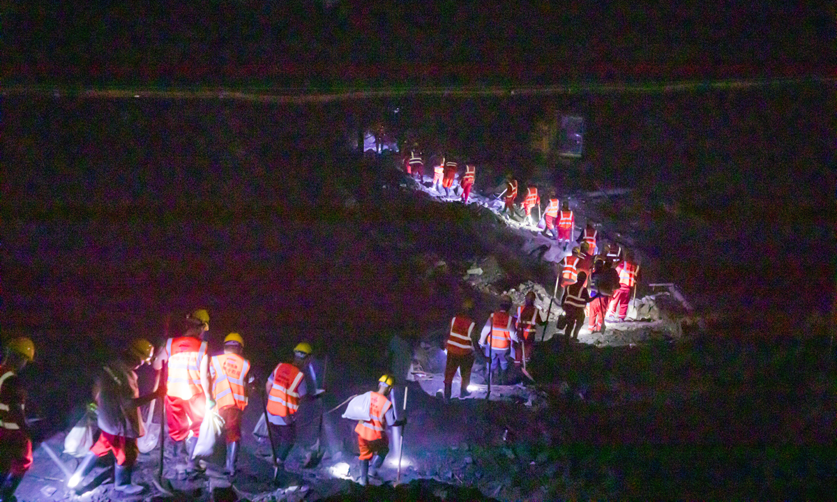 受臺風“杜蘇芮”影響，近日，華北、黃淮等地出現極端降雨過程，引發洪澇和地質災害，京津冀地區遭受嚴重水害，多趟旅客列車受阻。Z180次等列車上旅客和乘務人員信號中斷、物資緊缺，滯留豐沙線，牽動著全國人民的心。在國鐵集團和地方政府的統一部署下，8月1日晚，中國鐵建所屬中鐵十四局緊急調度北京周邊項目300余名職工，成立7支搶險突擊隊，連夜從四面八方趕赴北京門頭溝，全力搶修被暴雨沖垮的線路，為受困列車旅客拉通撤離通道。圖為建設者前往救援現場。侯慧 攝