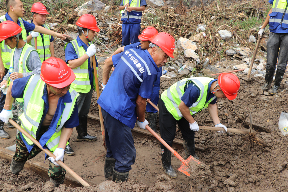 8月2日，中國鐵建所屬中鐵十四局搶險隊爭分奪秒、連夜奮戰，在大約長11公里的鐵路沿線展開搶修，清理線路上的泥沙石塊，填補加固塌方處的路基，奮力打通救援通道。侯慧 攝