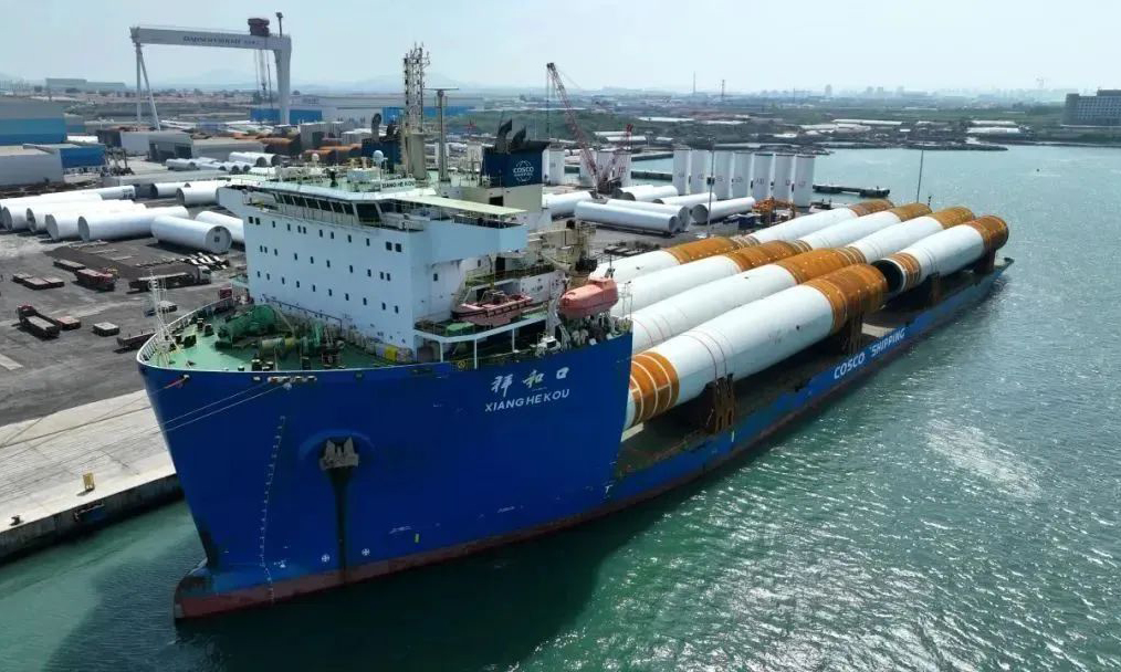 近日，中遠(yuǎn)海運(yùn)特運(yùn)半潛船“祥和口”輪在山東蓬萊港順利完成目前世界最大的風(fēng)電單樁滾裝作業(yè)，將經(jīng)過48天航行后，抵達(dá)英國(guó)Invergordon卸貨，交付Moray West風(fēng)場(chǎng)安裝。