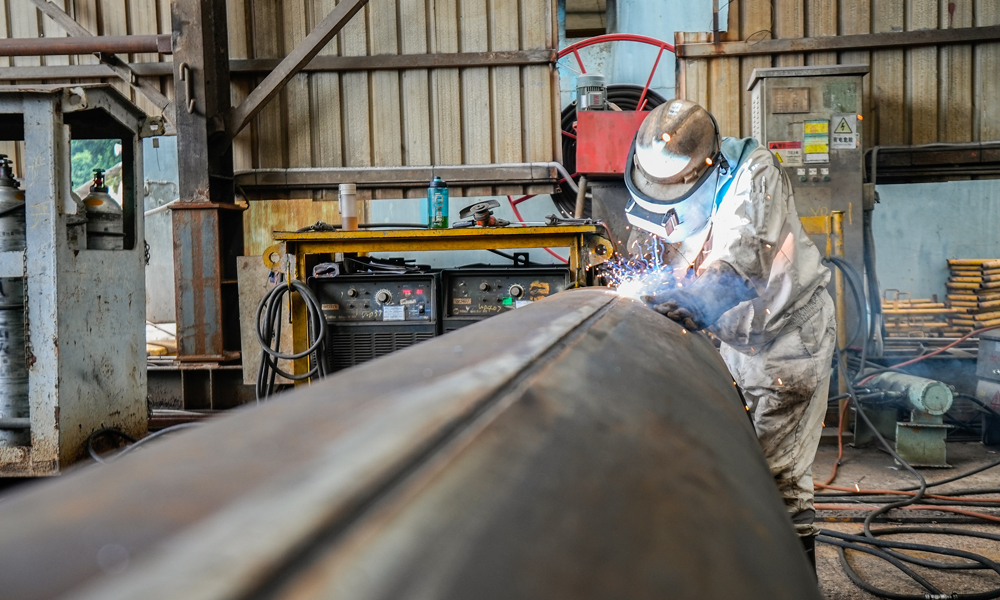 樂東10-1項目計劃新建一座無人井口平臺，其導管架為四腿八裙裝，重約3250噸，配套鋼樁約4050噸，用于支撐重量1900余噸的上部組塊。導管架采用臥式建造、拖拉裝船、吊裝下水、充水扶正的施工方案。圖為工作人員正在對縱焊縫進行焊接作業。