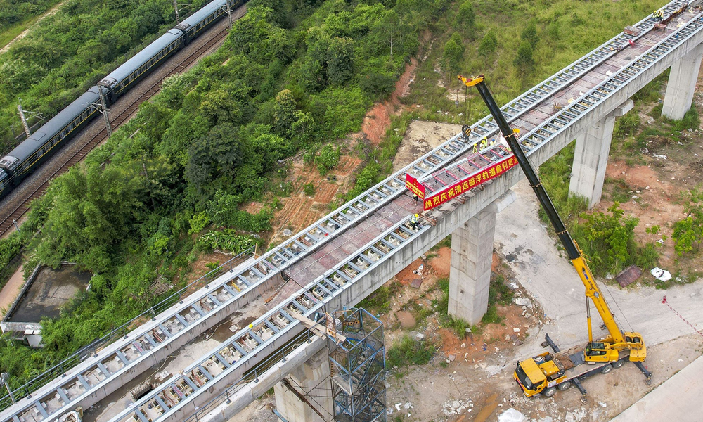 清遠磁浮旅游專線初期工程正線全長8.1公里，采用中低速磁浮列車，設計時速100公里。中鐵十一局承擔著全線的軌道鋪設任務。該線路以服務長隆主題公園旅游景區為主要功能，設磁浮銀盞站、蓮湖站、長隆站3座車站，預留長崗站，設銀盞停車場1處。項目建成后，可實現廣清城際銀盞站與長隆主題公園快速通達。圖為最后一榀磁浮軌排吊裝場景航拍。