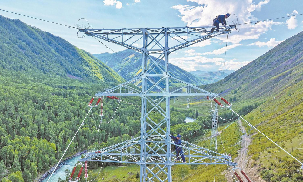 8月23日，國家電網(wǎng)新疆阿勒泰供電公司員工對(duì)即將投運(yùn)的110千伏吉克普林輸電線路開展驗(yàn)收。工程投運(yùn)后，將為喀納斯禾木景區(qū)提供可靠的電力保障。