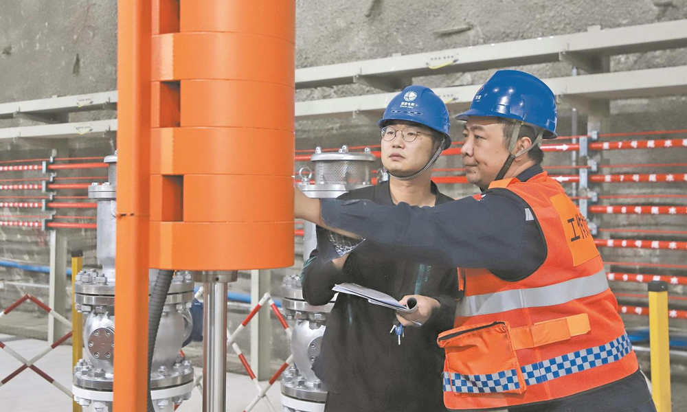 8月22日，國家電網(wǎng)新源河北豐寧抽水蓄能電站員工巡檢8號(hào)機(jī)組尾水事故閘門吊軸檢測(cè)裝置。目前，該電站10臺(tái)定速機(jī)組已經(jīng)投產(chǎn)，在迎峰度夏期間發(fā)揮作用。