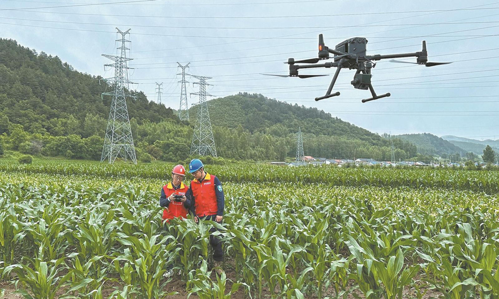 近日，國家電網(wǎng)吉林延邊供電公司輸電運(yùn)檢中心員工使用無人機(jī)對(duì)220千伏明牽甲乙線開展輸電線路三維激光掃描建模工作，運(yùn)用智能化手段保障迎峰度夏期間輸電線路安全穩(wěn)定運(yùn)行。