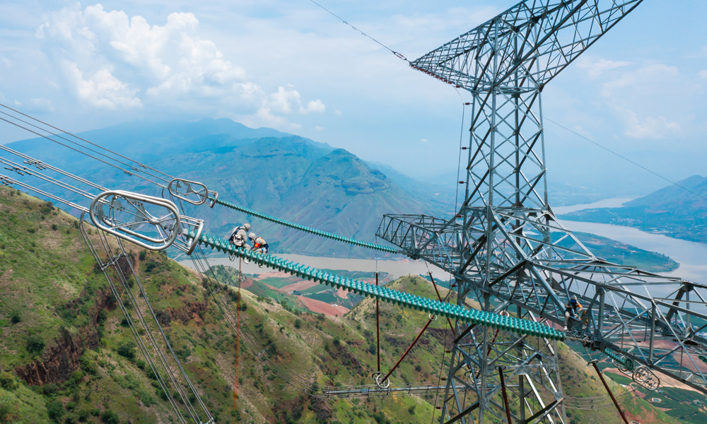 近日，南方電網(wǎng)超高壓公司大理局在±800千伏新東直流線開展帶電消缺工作，作業(yè)人員身穿屏蔽服爬上72米鐵塔，沿絕緣子串采用“跨二短三”的方式進(jìn)入強(qiáng)電場，在高空帶電作業(yè)近2小時，完成絕緣子更換作業(yè)，及時消除設(shè)備缺陷。