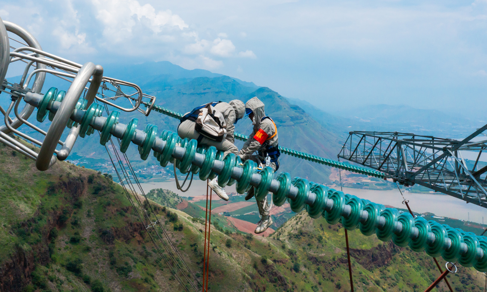 ±800千伏新東直流工程是落實(shí)國務(wù)院大氣污染防治行動計(jì)劃的12條重點(diǎn)輸電通道之一，也是目前建成的世界上海拔最高、地震設(shè)防烈度最高的特高壓直流輸電工程。
