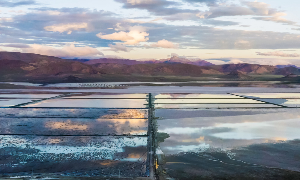 在“世界屋脊”青藏高原上，有一顆耀眼的高原明珠——扎布耶鹽湖，這是世界罕見的硼鋰鉀銫等大型綜合性鹽湖礦床，其中鋰、硼均達(dá)到超大型規(guī)模，是全球第三大、國內(nèi)第一大百萬噸級鹽湖。