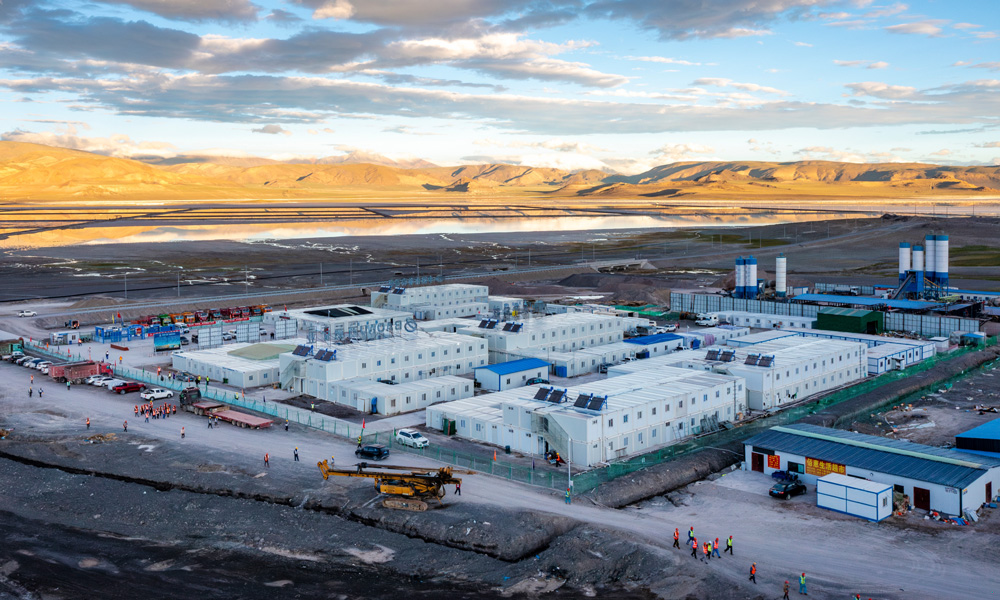 扎布耶位于西藏自治區(qū)日喀則市仲巴縣，地處海拔4500米的高原地區(qū)，空氣含氧量僅為平原地區(qū)的50%，中國化學(xué)工程東華公司總承包的西藏扎布耶鹽湖綠色綜合開發(fā)利用萬噸電池級碳酸鋰項(xiàng)目正在這里如火如荼地建設(shè)中。