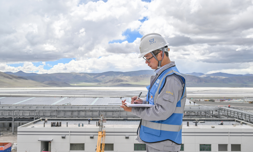 項(xiàng)目投產(chǎn)后，每年生產(chǎn)的電池級碳酸鋰可供約20至30萬臺電動(dòng)轎車使用，按每臺轎車年行駛2萬公里計(jì)算，對比燃油車每年可減少約200萬噸二氧化碳排放，將成為西藏鹽湖資源開發(fā)的樣板工程，對于保障國內(nèi)鋰資源的供給安全具有較高的戰(zhàn)略意義。