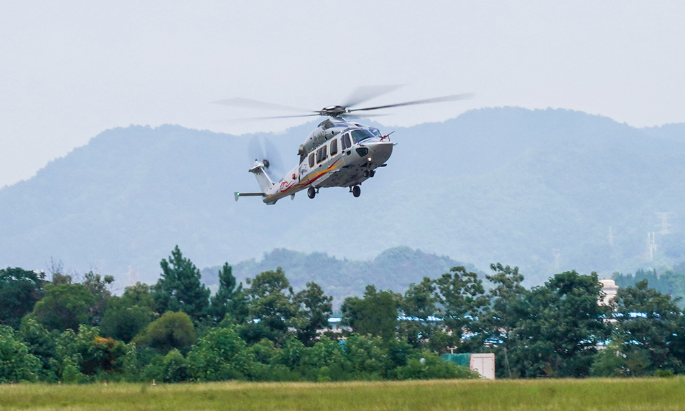AC352是一型中型多用途直升機(jī)，該機(jī)型符合最新國(guó)際適航標(biāo)準(zhǔn)，應(yīng)用大量成熟先進(jìn)技術(shù)，性能優(yōu)勢(shì)突出。2022年7月26日，AC352取得中國(guó)民用航空局頒發(fā)的型號(hào)合格證，填補(bǔ)了我國(guó)民用直升機(jī)譜系空白。