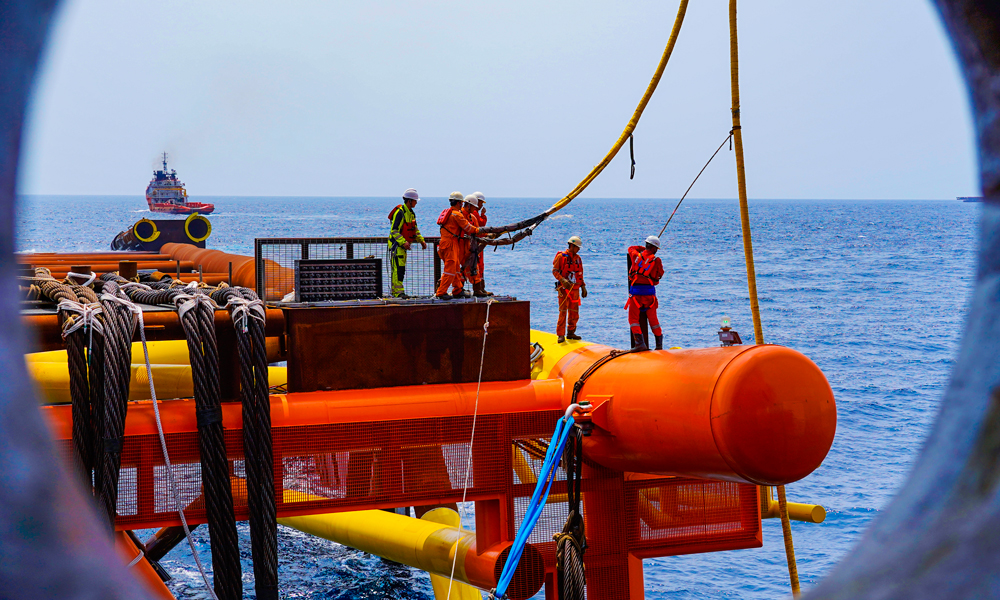 近日，濕熱的海風(fēng)夾雜著咸腥的水汽拂面而來，陸豐12-3油田作業(yè)區(qū)項目成員在機器的轟鳴聲中加緊調(diào)試工作。