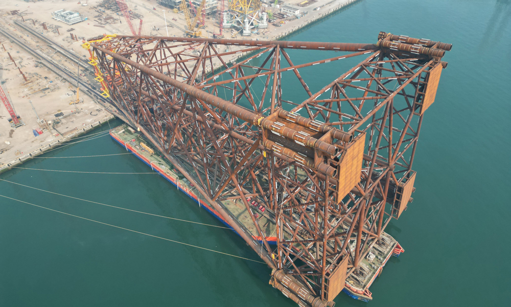 陸豐12-3油田開發(fā)項目要新建1座導(dǎo)管架平臺和1艘10萬噸級FPSO（浮式生產(chǎn)儲卸油裝置），用12根長度最長達161.2米的鋼樁將這座亞洲第三高導(dǎo)管架“扎根”深水。圖為導(dǎo)管架滑移下水。