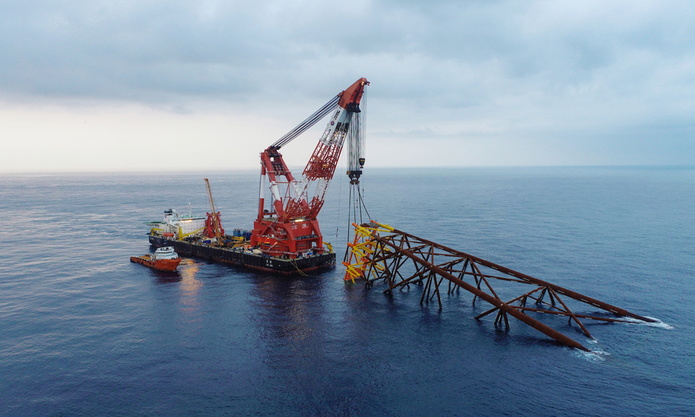 接到“超長樁”入海任務(wù)后，作業(yè)人員在學(xué)習(xí)中摸索，對經(jīng)驗再做分析總結(jié)，自項目籌建之初，就提前做好項目風(fēng)險預(yù)警，編制項目風(fēng)險管控登記表，實時更新和維護動態(tài)。圖為導(dǎo)管架滑移下水。