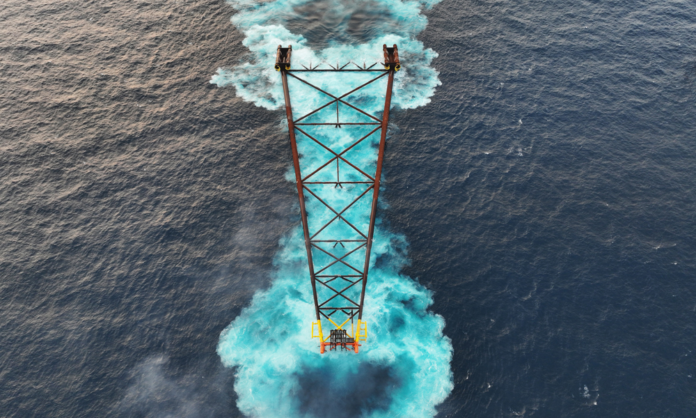 從亞洲第三高導(dǎo)管架建造完成，到導(dǎo)管架海上滑移安裝完成，再到成功完成海上打樁“深度”挑戰(zhàn)，項目東、西組塊完成兩連吊……中國海油邁向深海油氣開發(fā)的步伐越來越堅實。圖為導(dǎo)管架滑移下水。