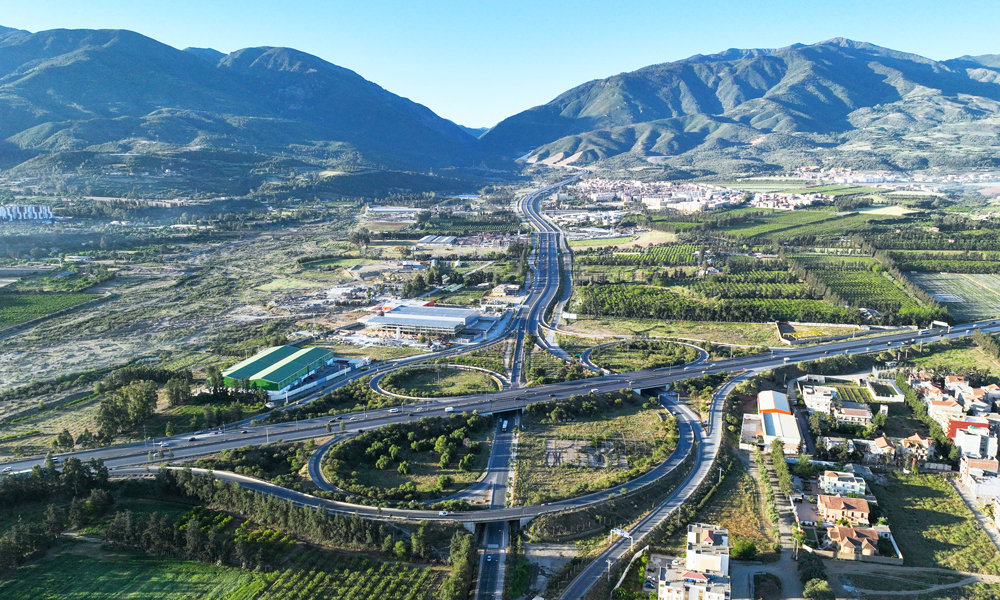 阿爾及利亞南北高速公路項目全長53公里，是從地中海直達非洲腹地、貫穿阿爾及利亞南北向的交通大動脈。項目的實施極大縮短了車輛穿越阿特拉斯山脈的時間，拉通了阿爾及利亞南北交通干道，打造了一條關系非洲南北發展的“阿爾及利亞南北經濟走廊”。