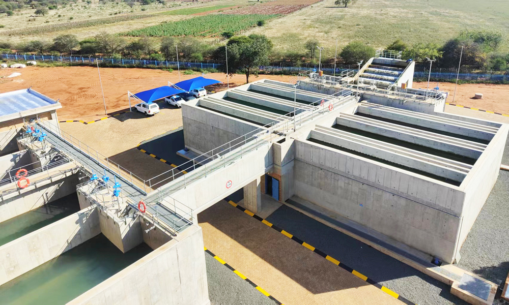 博茨瓦納馬哈拉佩水廠項目位于博茨瓦納首都哈博羅內以北200公里的馬哈拉佩鎮。項目建成后，水廠供水能力從原先的每天16兆升提高至34兆升，有效提高了水廠供水能力，緩解了當地居民用水難的問題，并改善當地居民的用水質量。