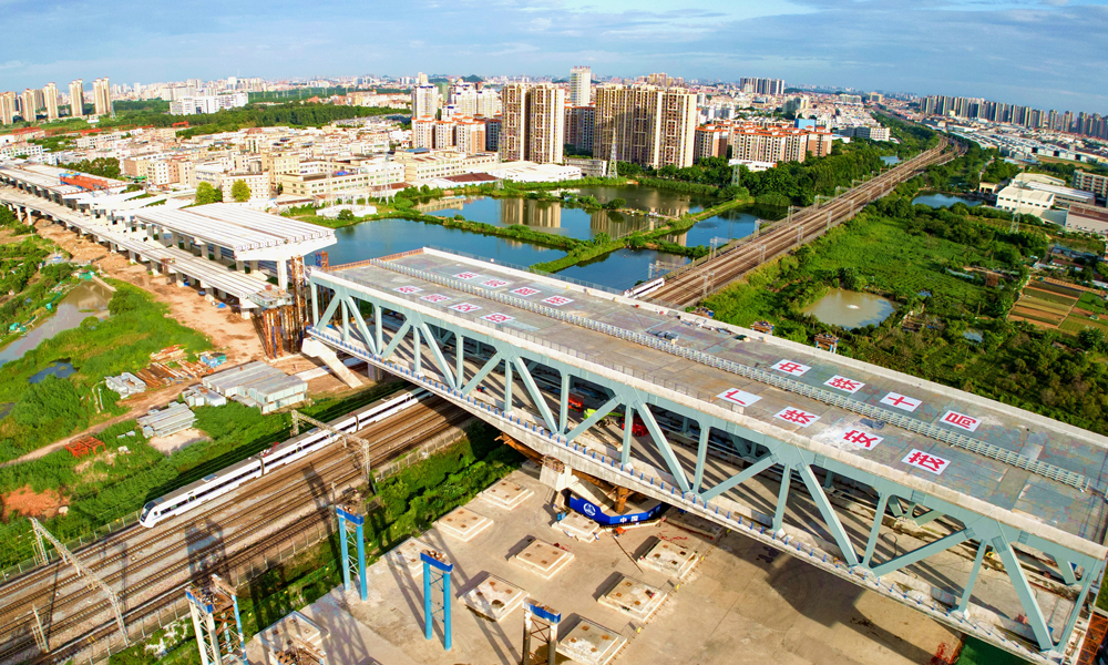 近日，中國中鐵旗下中鐵十局承建的國內首例跨鐵路雙層公路橋——莞番高速上跨廣深鐵路主橋成功轉體。莞番高速公路西接已建成的南沙大橋，東連河惠莞高速公路，項目全長64.48公里，分三期建設，一期、二期分別于2019年和2021年建成通車。三期工程大量采用共線雙層橋結構，上層為莞番高速公路，下層為環莞快速路，全線比單層橋方案減少占地約800畝。