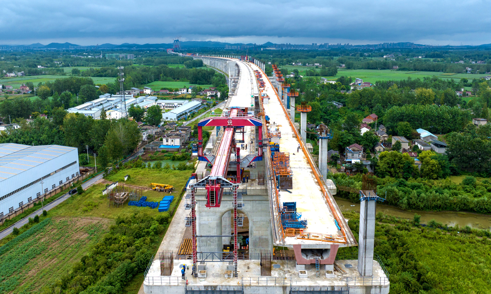 近日，中鐵四局參建的巢馬城際鐵路江心洲引橋架橋機架梁施工全部完成。8月31日，巢馬城際鐵路馬鞍山長江公鐵大橋副汊航道橋馬鞍山側首節段鋼桁梁架設。據悉，巢馬城際鐵路既是馬鞍山與省會合肥的直接聯通線，也是安徽通往上海等長三角城市的高鐵新通道，建成通車后，對于完善區域高速鐵路網布局、提升通道運輸能力、促進長三角一體化發展等具有重要意義。