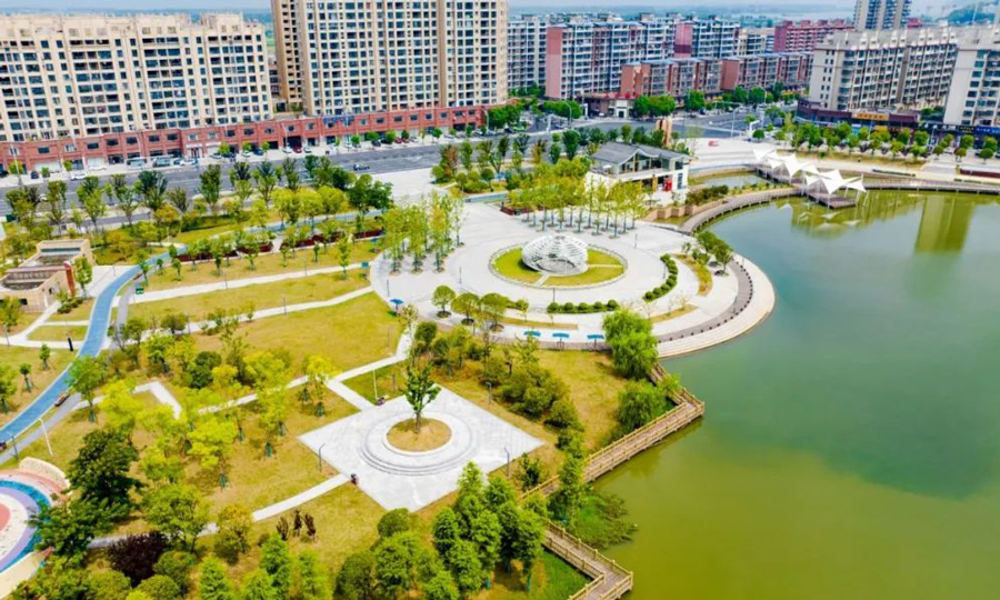 珍珠湖公園改造工程是該項目的重要組成部分，占地面積約16萬平方米，水域面積約7萬平方米。曾經(jīng)，這里是一片荒灘地，珍珠湖周邊的雨污水直接排入湖中，水體逐步惡化，問題十分嚴峻。在改造過程中，項目團隊新建雨污管網(wǎng)約5公里，并打通與淵明湖及秀水河水流通道，讓死水變成活水，有效提升水質(zhì)。為了根治湖水污染，在處理過湖底淤泥后，項目團隊通過恢復(fù)水生植被，控制底泥營養(yǎng)釋放，提高水生植物對水體的凈化作用，重建珍珠湖生態(tài)系統(tǒng)。
