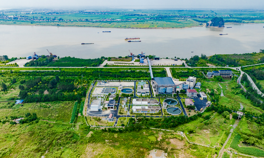 項目在進行生態(tài)修復(fù)、管網(wǎng)改造的同時，也對彭澤縣污水處理廠進行了擴建，將污水廠日污水處理能力從1.5萬噸增加至2.25萬噸。在水質(zhì)的提升上，項目團隊采用“高效沉淀池+回轉(zhuǎn)精密過濾器”為主體的混凝沉淀過濾處理工藝進行污水處理，提高污水廠進水濃度，同時提高污水收集率和處理達標率，從根本上解決區(qū)域水生態(tài)環(huán)境問題，改善彭澤水生態(tài)，打造宜居、綠色、人文城市，繪制一幅水清岸綠、人文和諧的幸福宜居人文畫卷。