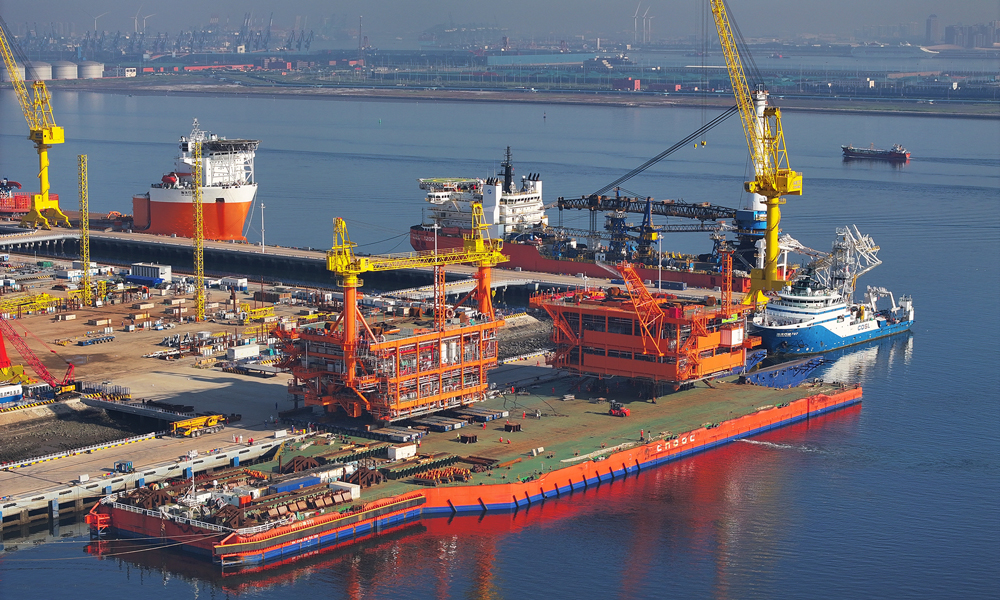 近日清晨，中國海油旗下海油工程天津智能制造基地碼頭旁，陽光灑在橙黃色的組塊上格外耀眼。此刻，潮水緩緩上漲，正是現場百余工作人員從日出之前就翹首以盼的最佳裝船時機。