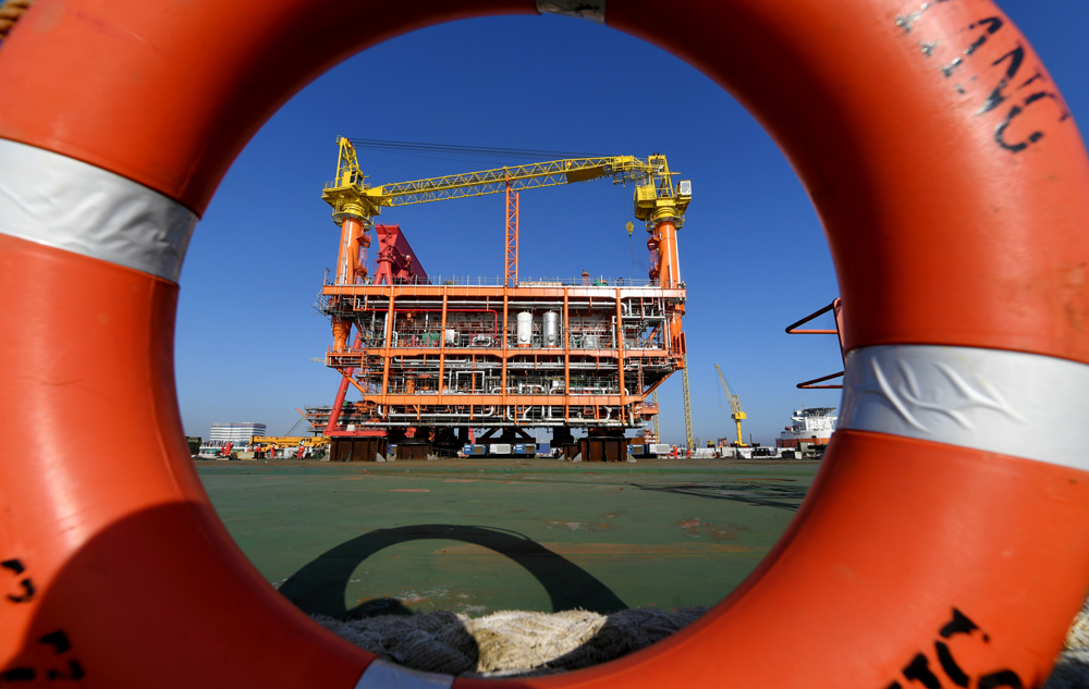 “啟動模塊小車，裝船開始！”生產保障中心機械隊副隊長發出指令。操作員按下遙控盒上的啟動鍵，9組SPMT（自行模塊運輸車）模塊小車奮力“扛”起重達4000余噸的蓬萊19-3平臺上部WHPN組塊，緩緩向指定位置前進。所有人圍繞著小車、組塊忙碌起來。