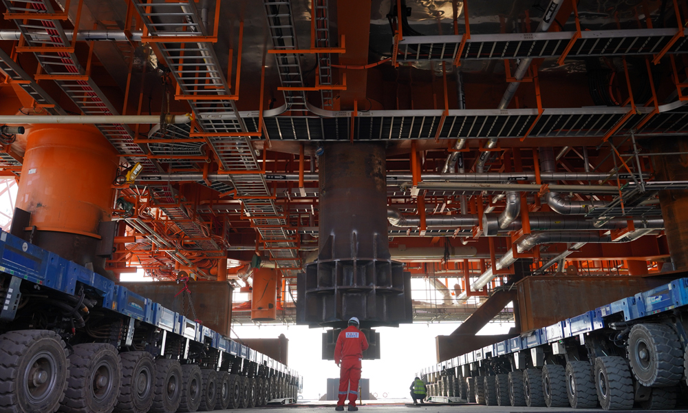 200米的距離，碩大的油氣生產平臺組塊“挪”了2小時，停靠在“海洋石油229”駁船甲板正中間。短短一個多月內，這樣的“大場面”已經上演了8次，蓬萊19-3項目與渤中19-6一期項目共8個組塊從這里登船出海。