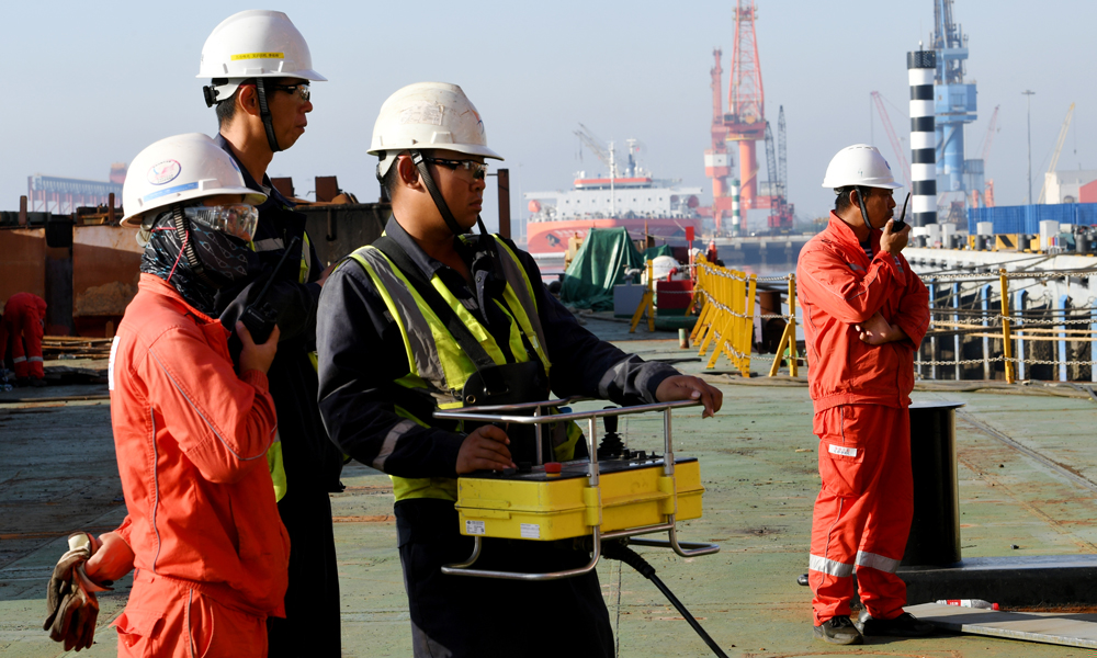 如此密集的裝船作業前所未有，早在7月5日，由18名黨員和青年員工組成了“澎湃突擊隊”，他們牽頭完成了裝船任務，將一個個組塊安全順利送上船的同時，隊員們也在不斷總結工作經驗和創新工作方法，還自制了幾個能助力高效裝船的小工具。經過密集裝船的“洗禮”，現場人員對于裝船流程細節和重難點的把控愈發精準，作業效率得到顯著提升。