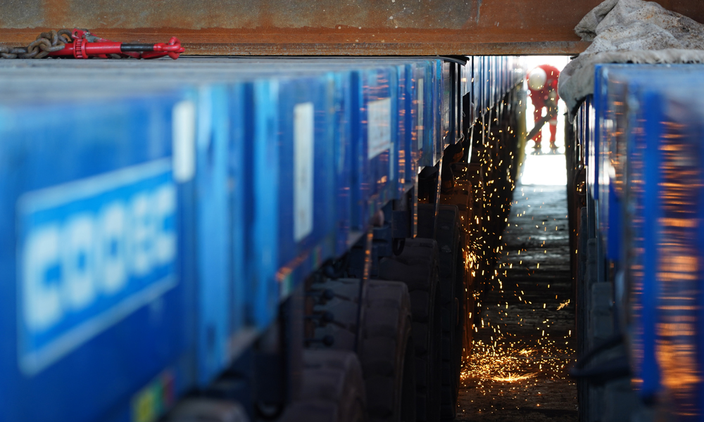 9點，駁船上焊花四起，剛剛裝上船的組塊被焊接到駁船上固定。10點，陽光已經變得有些熾熱。SPMT小車的輪胎反向轉動，倒車撤出組塊，裝船作業結束。