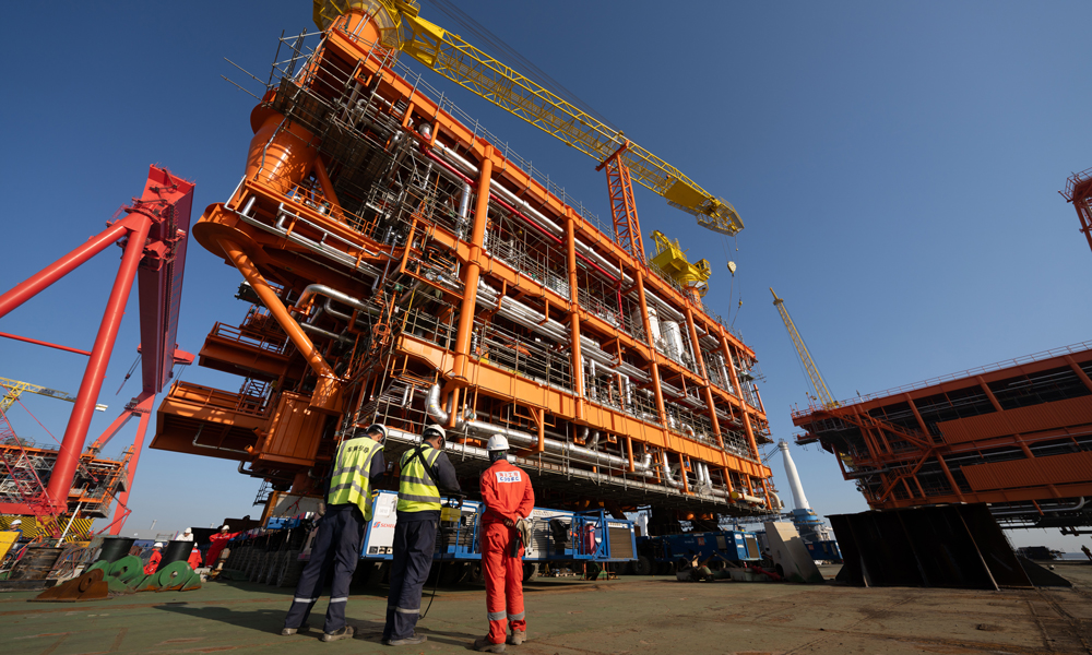 工作人員從駁船回到碼頭，朝車間走去，他們顧不上休息，不久后，正在岸邊加緊建造的生活樓也要從他們手中送到海上去，送到油氣生產平臺上，為國內油氣增儲上產注入澎湃動能。