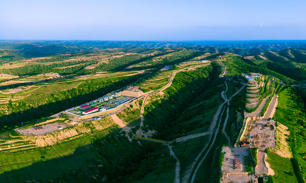 長慶油田積極踐行“雙碳”戰(zhàn)略，圍繞“節(jié)能降耗、清潔替代、戰(zhàn)略接替”三步走戰(zhàn)略，狠抓減碳、用碳、替碳、埋碳“四大工程”，打造“光伏+”運(yùn)行模式，積極構(gòu)建“油、氣、風(fēng)、光、熱”多能互補(bǔ)融合的新能源格局，綠色低碳采油廠建設(shè)駛?cè)肟燔嚨?。圖為長慶油田采油二廠通過產(chǎn)業(yè)“減碳”，發(fā)展“增綠”，實(shí)現(xiàn)隴東能源基地的山更青、天更藍(lán)、水更清。