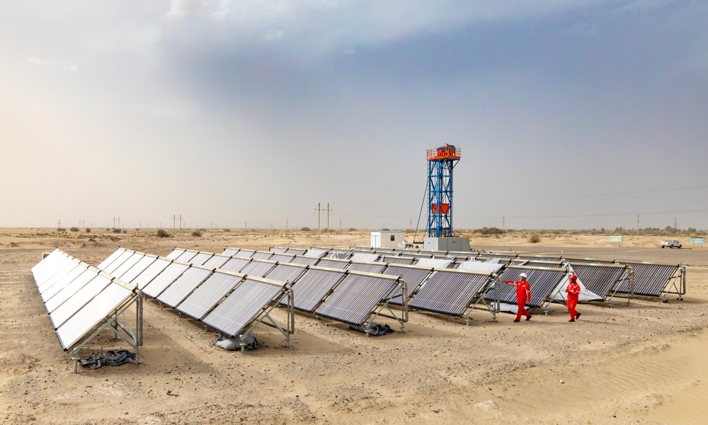 塔里木油田哈得采油氣管理區(qū)加快新能源發(fā)展，建設(shè)35座單井分布式光伏電站、33口單井離網(wǎng)光伏電站、建設(shè)24兆瓦集中式光伏電站，應(yīng)用光熱儲(chǔ)一體化加熱爐等9項(xiàng)措施，清潔能源利用量超過1.6萬噸標(biāo)煤。