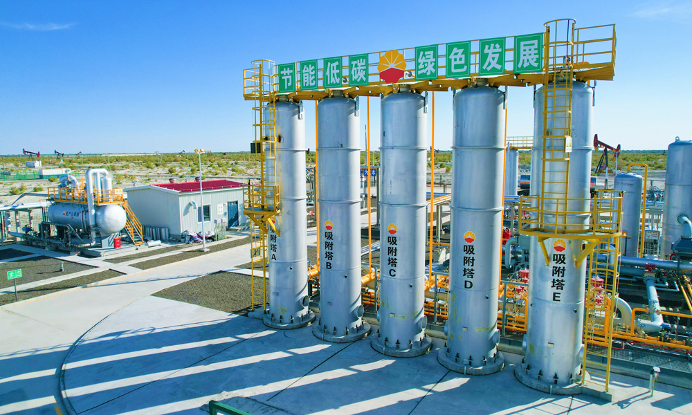 新疆油田通過統(tǒng)籌管理二氧化碳運(yùn)輸和注入業(yè)務(wù)，合理規(guī)劃運(yùn)輸路線，建立CCUS運(yùn)行工作小組，24小時(shí)生產(chǎn)調(diào)度，全力保障CCUS項(xiàng)目高效運(yùn)行。