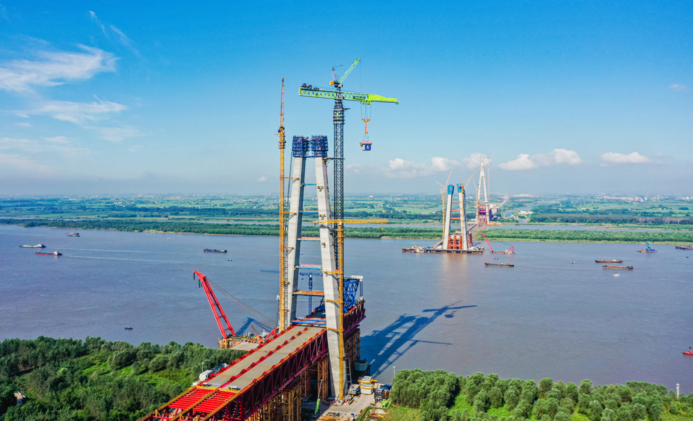 近日，在中交集團所屬中交二航局承建的安徽巢馬鐵路馬鞍山長江公鐵大橋南主塔施工現場，全球最大塔式起重吊機順利吊裝完成世界最大跨度三塔斜拉橋南主塔首節段鋼塔，標志著由中交二航局和中聯重科集團聯合研發的全球最大塔式起重機R20000-720正式投入使用。該塔式起重機最大起重量720噸，最大起升高度400米，相當于一次將500輛小轎車起吊至130層樓的高度。