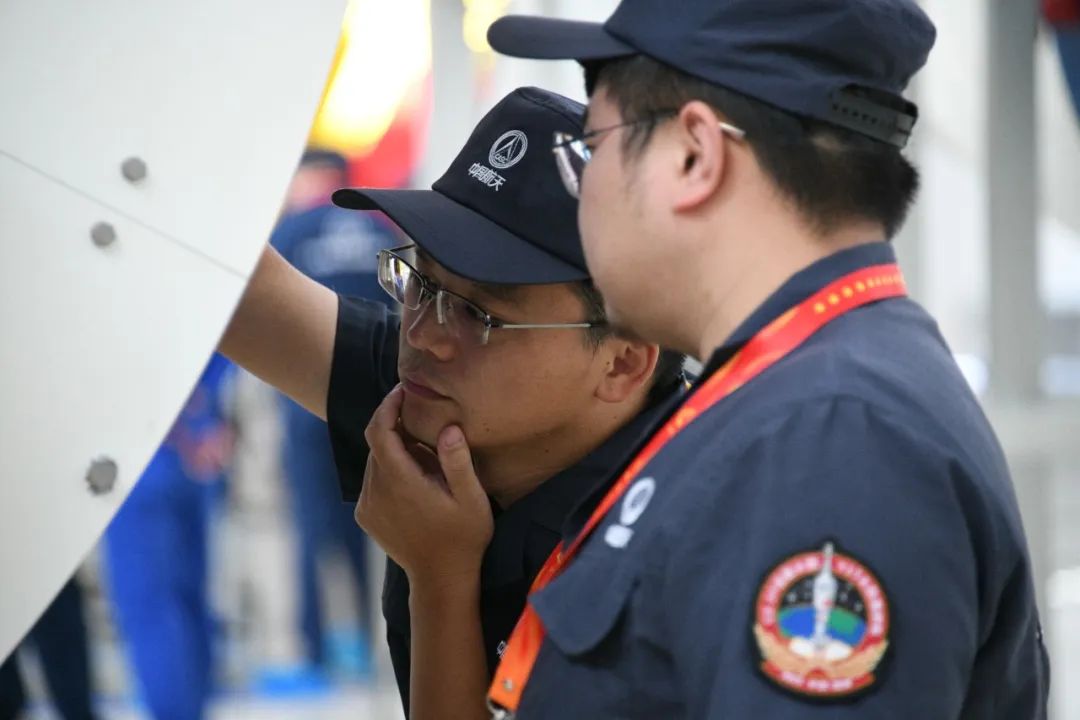 國慶長假期間，航天科技重大工程項目工作人員堅守在航天強國建設的第一線，奮力沖刺項目建設關鍵節點。圖為航天科技集團一院長征二號F火箭發射隊員堅守在酒泉衛星發射中心，全力做好火箭發射前的各項準備工作，完成好空間站應用與發展階段年度收官發射任務。