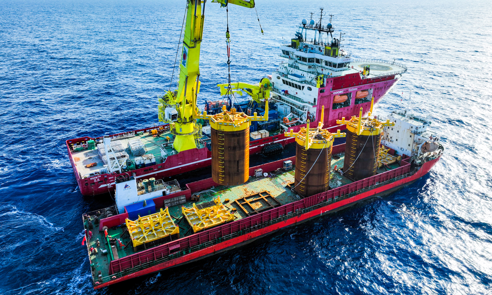 吸力樁是深水油氣田大型水下生產設施的重要基礎結構，相當于大型水下管匯的“地基”，由樁體和頂蓋組成，頂蓋上部搭載導向對接裝置、排水艙口及貫入吸力泵接口等高精度部件。“深海一號”二期工程吸力樁高19.68米、樁筒直徑8米、設計貫入深度12.5米，用于固定水下生產系統3套中心管匯的基座，由海油工程3000米級深水工程船“海洋石油285船”負責海上安裝作業。圖為吸力樁安裝作業現場。