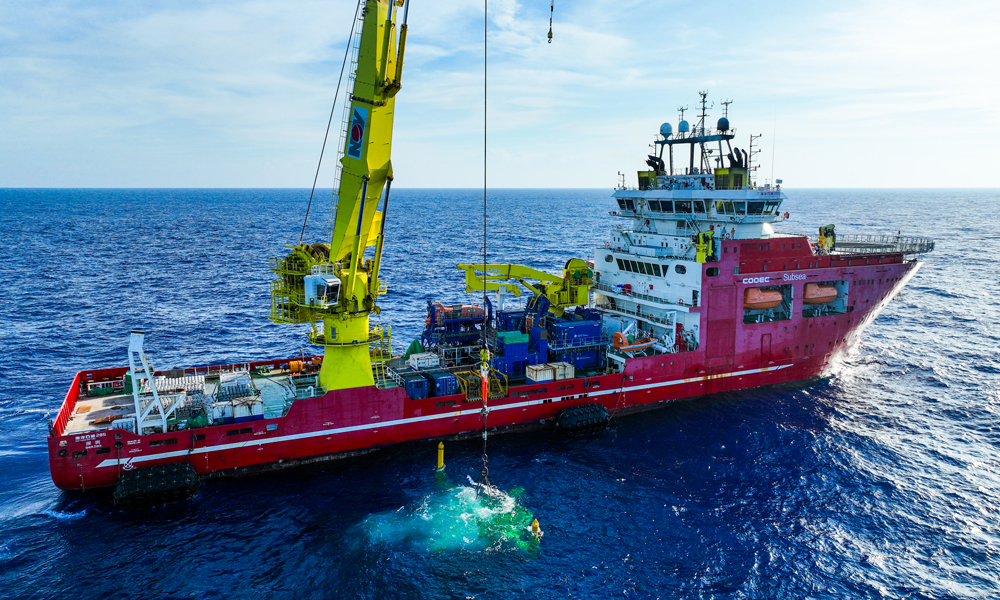 目前，中國海油“深海一號”二期工程項目組正在天津臨港場地開展三臺水下中心管匯測試工作，預計將于近期完成交付。下一步，項目將進行管匯和吸力樁對接安裝工作，為實現“深海一號”二期工程按期投產奠定基礎。圖為吸力樁安裝作業現場。