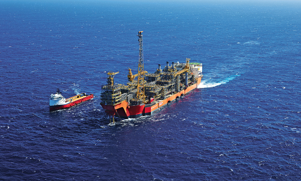 中國石油堅定“走出去”，深化國際油氣合作，從2013年成功獲取巴西里貝拉項目，到中標全球最大整裝深水開發項目巴西布茲奧斯油田，再到中標巴西勘探面積最大的阿拉姆區塊。經過10年艱苦創業和深耕細作，中國石油打通了深水油氣勘探、開發、海工建設、試采投產、提卸油銷售等深水勘探開發全產業鏈。中國石油巴西深水油氣業務實現了從無到有、從小到大、從弱到強的跨越式發展，成為中國石油海外油氣業務布局的重要組成部分。圖為里貝拉項目海上作業平臺。