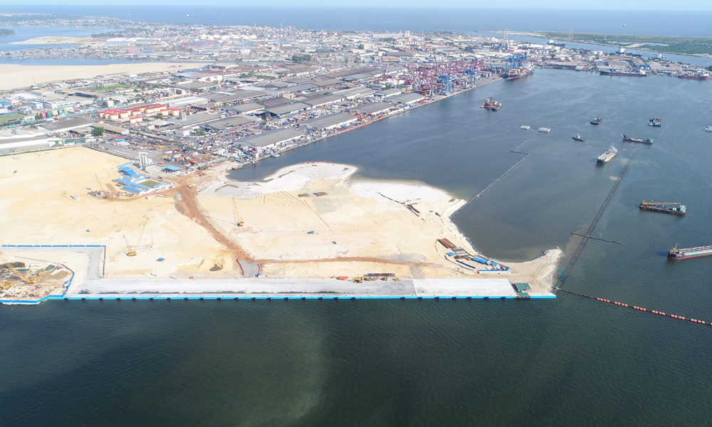 中交集團(tuán)承建的科特迪瓦阿比讓港第二集裝箱碼頭項(xiàng)目是中非在基礎(chǔ)設(shè)施領(lǐng)域合作的典型項(xiàng)目，共有3個(gè)15萬噸級碼頭泊位，岸線全長1312米。該項(xiàng)目是科特迪瓦建設(shè)規(guī)模最大、機(jī)械設(shè)備最先進(jìn)的集裝箱碼頭。項(xiàng)目全面運(yùn)營后，將使阿比讓港年吞吐量從120萬提升至250萬標(biāo)準(zhǔn)集裝箱，極大促進(jìn)科特迪瓦乃至西非地區(qū)的經(jīng)濟(jì)社會(huì)發(fā)展。