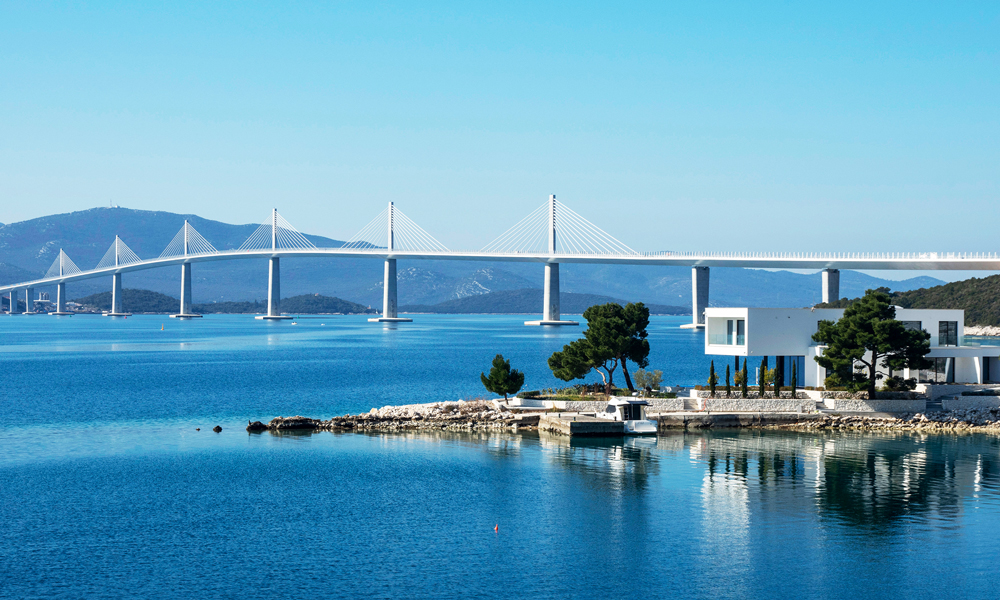 中交集團(tuán)建設(shè)的克羅地亞佩列沙茨大橋及連接線項(xiàng)目全長3.94公里，其中大橋長2.44公里，寬22.5米，橫跨亞得里亞海小斯通灣，連接隔海相望的克羅地亞領(lǐng)土，是中克建交以來規(guī)模最大的交通基礎(chǔ)設(shè)施建設(shè)項(xiàng)目，也是中國、克羅地亞、歐盟開展三方市場合作的典范項(xiàng)目。