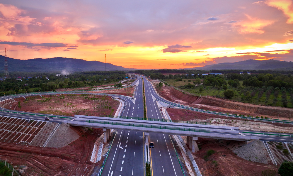 中交集團(tuán)承建的金港高速公路是柬埔寨王國第一條高速公路，中柬兩國元首關(guān)注、兩國總理見證簽約，是促進(jìn)柬埔寨經(jīng)濟(jì)發(fā)展、帶動(dòng)當(dāng)?shù)鼐蜆I(yè)的振興之路。項(xiàng)目設(shè)計(jì)施工均采用中國規(guī)范和標(biāo)準(zhǔn)，全長187公里，設(shè)計(jì)時(shí)速100公里。