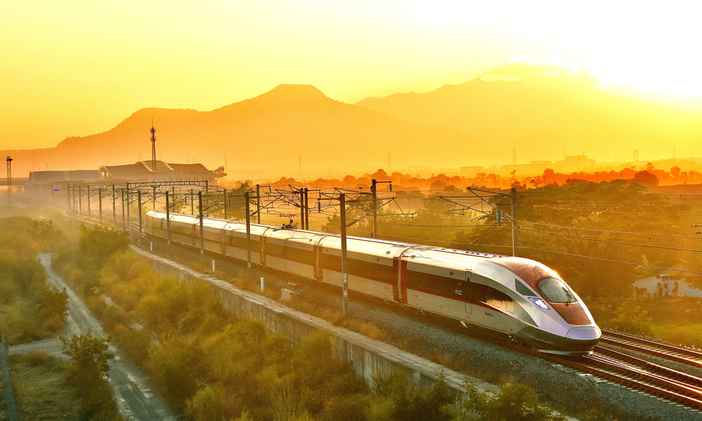 今年是共建“一帶一路”倡議提出十周年。十年來，中國中鐵高質量推進“一帶一路”建設，通過高水平全方位基礎設施及產能合作，共同打造了一批項目，讓實實在在的合作成果更好地惠及當地民眾。中國中鐵參建的印尼雅萬高鐵是東南亞首條高速鐵路。項目建成通車后，雅加達至萬隆車程大幅壓縮，極大地改善了當地交通條件，帶動了沿線商業開發和旅游產業發展，為區域經濟社會發展注入加速度、提供新動能。圖為列車從雅萬高鐵德卡魯爾站駛出。