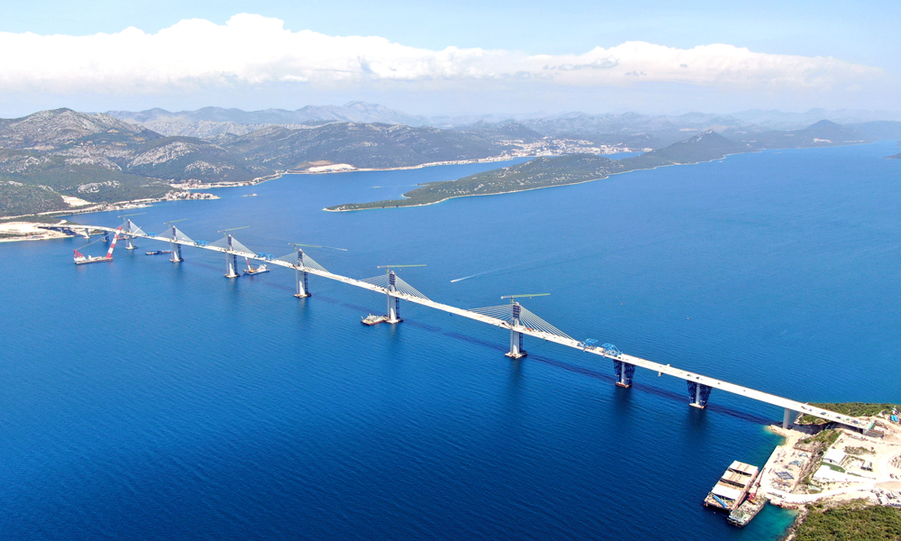 中國中鐵參建的克羅地亞佩列沙茨大橋是中克共建“一帶一路”和中國—中東歐國家合作的標志性項目，也是中國企業承建的由歐盟基金出資的最大單體項目。作為中方在克羅地亞承建的最大規模基礎設施項目，大橋建成后，將克羅地亞領土全部連接起來，對于推動克羅地亞國家發展以及民生改善、進一步深化歐中務實合作具有重要意義。