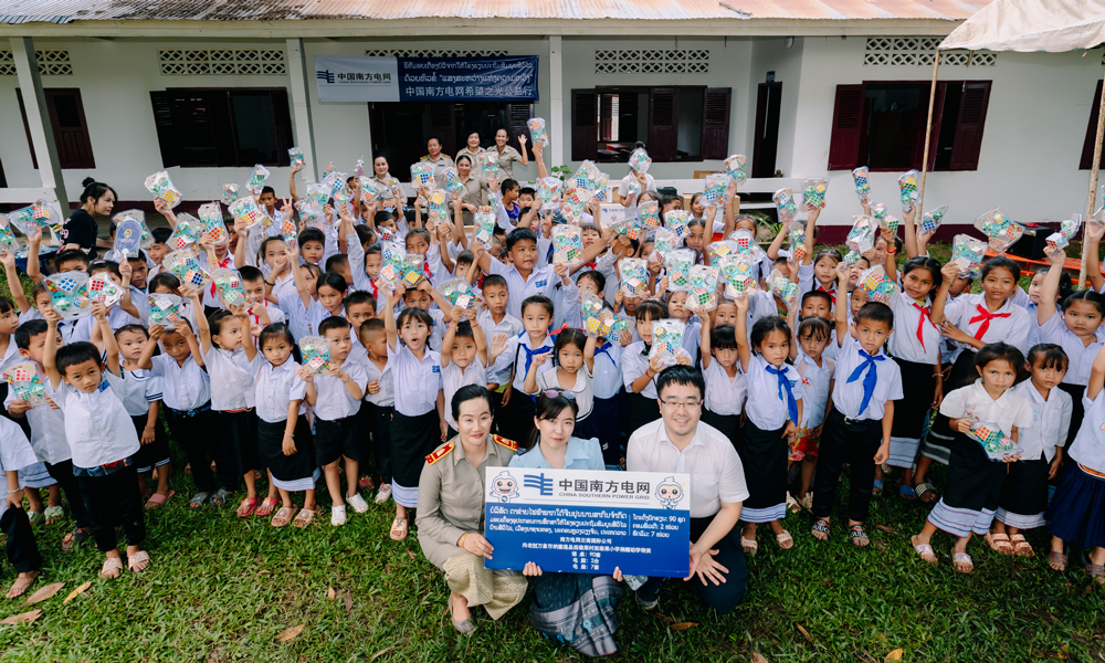 近年來，南方電網云南電網公司在與老撾電力同的合作中，主動做好中老電力合作的參與者和推動共建中老命運共同體的實踐者，將服務老撾社會發展和民生改善與項目推進同步謀劃，共同實施，在創造經濟價值的同時，積極開展各項社會公益活動。