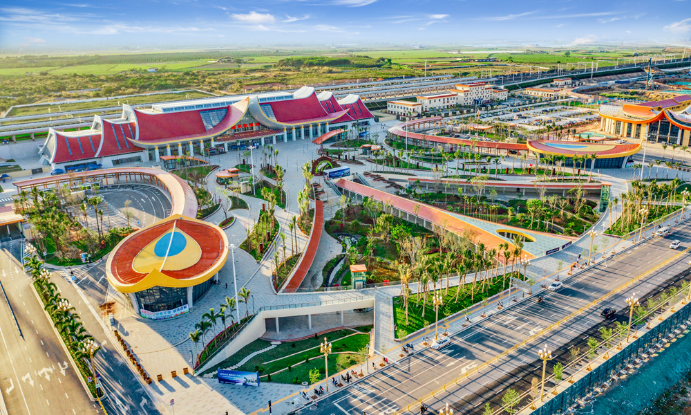 華僑城集團積極服務“一帶一路”中老鐵路建設。2020年12月3日，隨著中老鐵路正式開通，華僑城集團旗下華僑城云南區域集團投資建成的西雙版納站前廣場同期開放，承擔起迎接外賓、展現中國文化的形象窗口的責任。