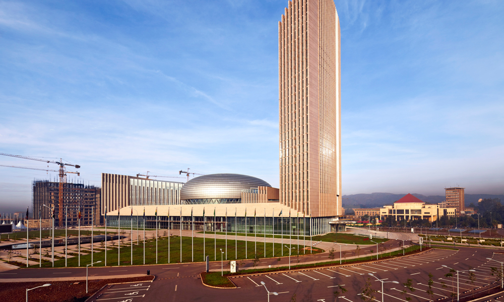 在“非洲屋脊”埃塞俄比亞高原上，亞的斯亞貝巴的天際線不再只有群山，一組雄偉的環(huán)形建筑群拔地而起，由中國(guó)建筑承建的非洲聯(lián)盟會(huì)議中心項(xiàng)目巍然屹立，該項(xiàng)目是中國(guó)政府對(duì)非洲最大的援建項(xiàng)目之一，寄托著非洲各國(guó)對(duì)未來(lái)發(fā)展的美好愿景。