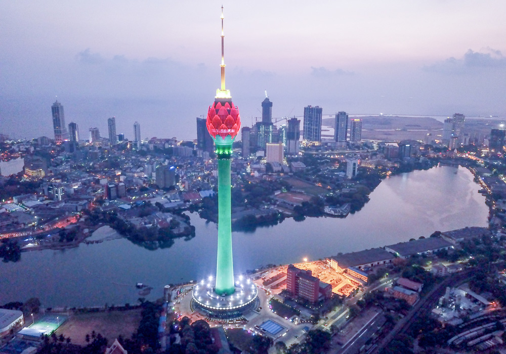 在美麗島國(guó)斯里蘭卡的首都科倫坡，中國(guó)建筑旗下中建二局采用中國(guó)標(biāo)準(zhǔn)設(shè)計(jì)和建造的蓮花電視塔矗立在貝拉湖畔，將“柔美綽約”與“亭亭玉立”的審美意象完美融合。當(dāng)“蓮花”被裝上LED燈，多種顏色在夜間悄然變幻，便成為科倫坡夜空中最耀眼的風(fēng)景。